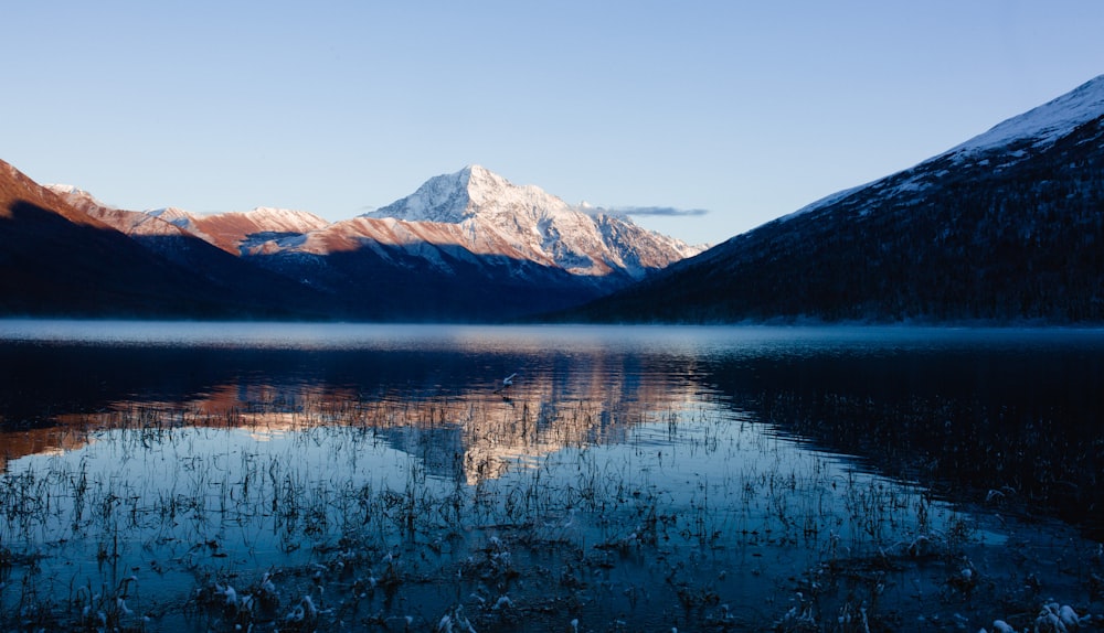 lago circondato da colline