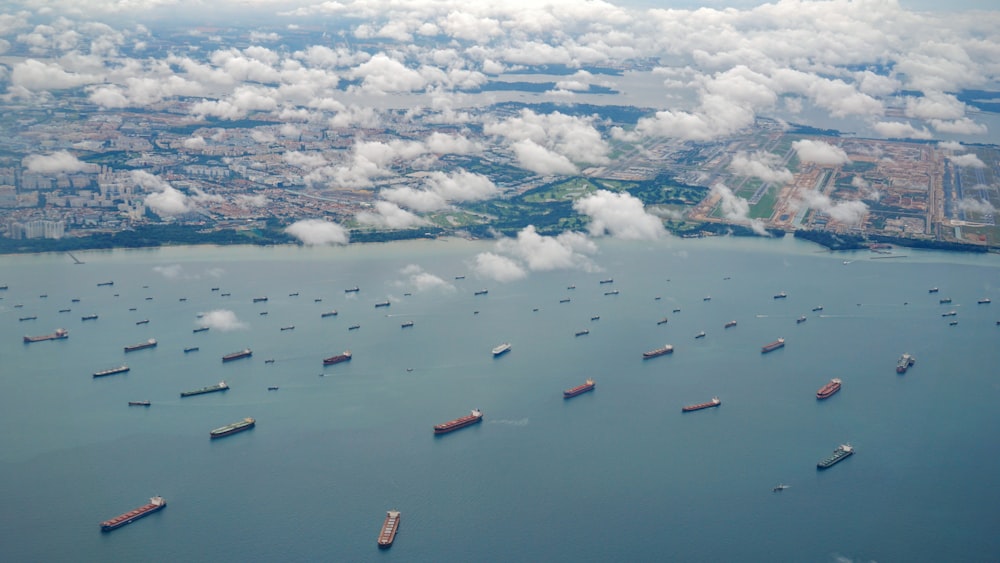 Luftaufnahmen von Schiffen auf ruhiger See unter dramatischen Wolken während des Tages