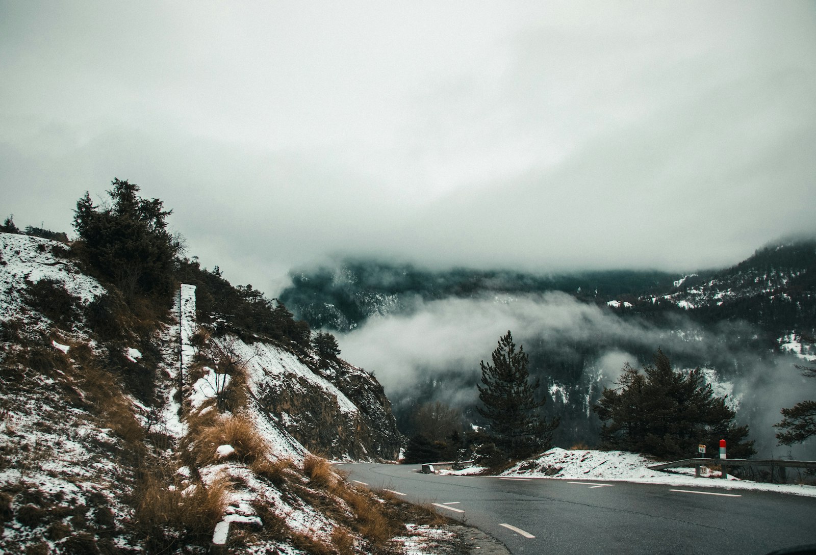 Canon EOS 77D (EOS 9000D / EOS 770D) + Canon EF-S 18-135mm F3.5-5.6 IS USM sample photo. Mountain covered with fogs photography