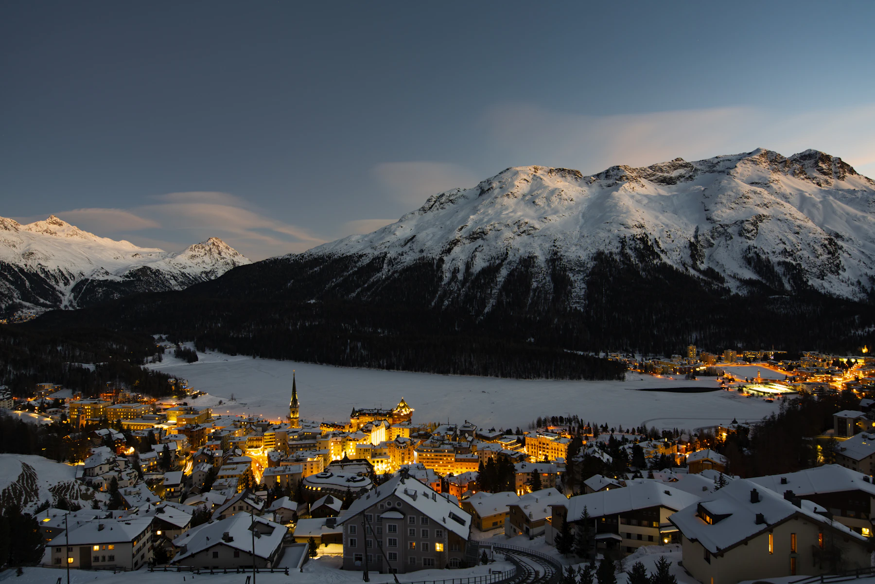 St. Moritz bajo la nieve al atardecer