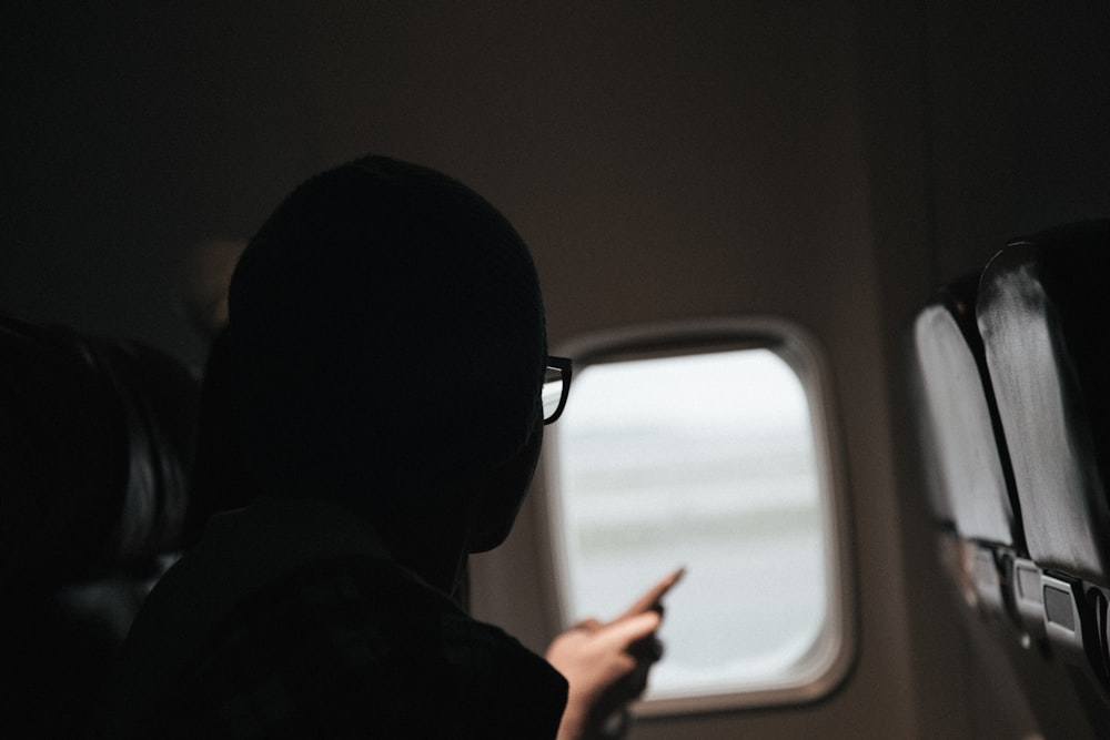 Mujer sentada en una silla dentro del avión