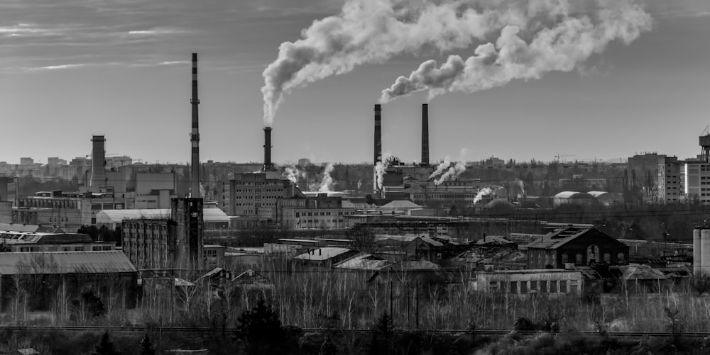 Graustufenfotografie der Fabrik