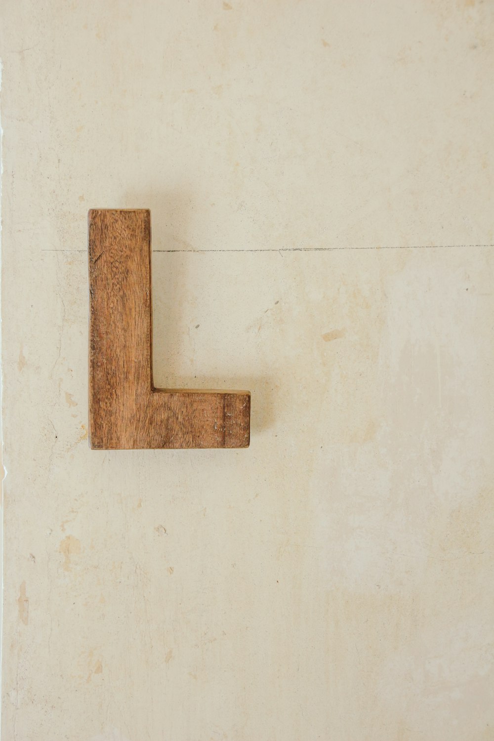 Letra L independiente de madera marrón