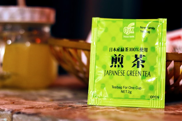 A vibrant image of Solo green tea packaging.