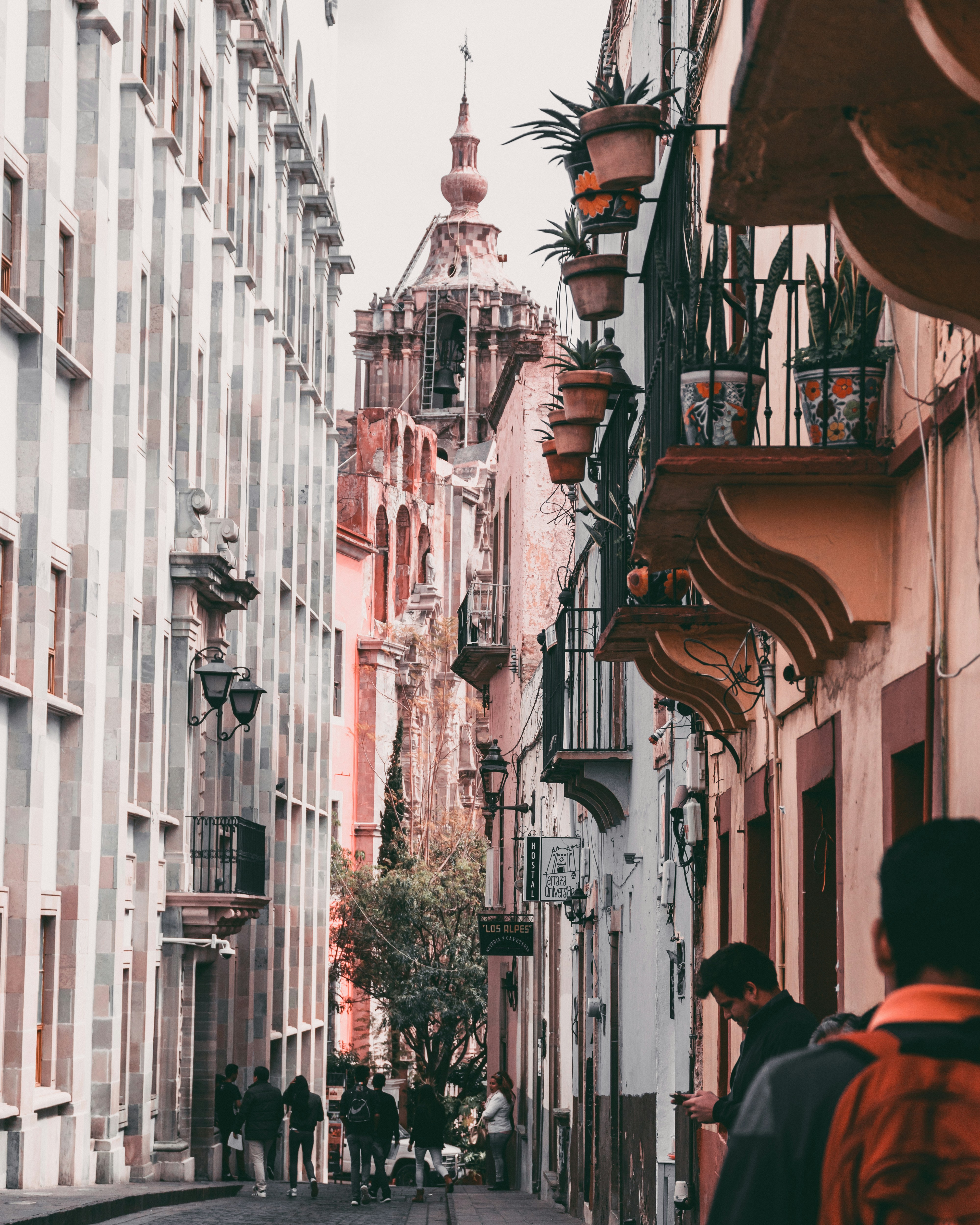 Gente caminando en el callejón durante el día