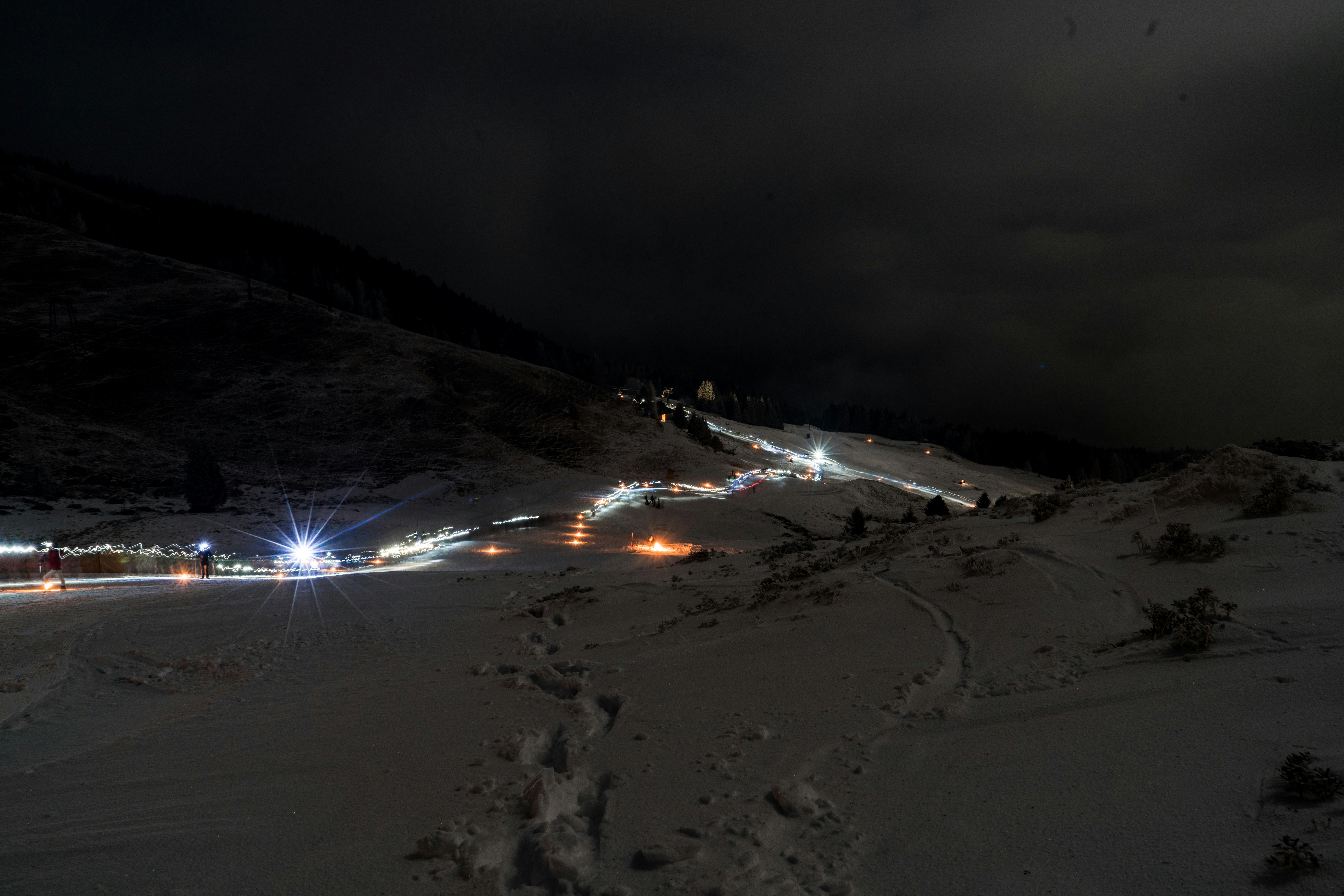 photo 1547999962 79db281999d2?crop=entropy&cs=tinysrgb&fit=max&fm=jpg&ixid=M3w1MjQ0NjR8MHwxfHNlYXJjaHwxMnx8U25vd3Nob2VzfGVufDB8MHx8fDE3NDM1OTUyOTZ8MA&ixlib=rb 4.0