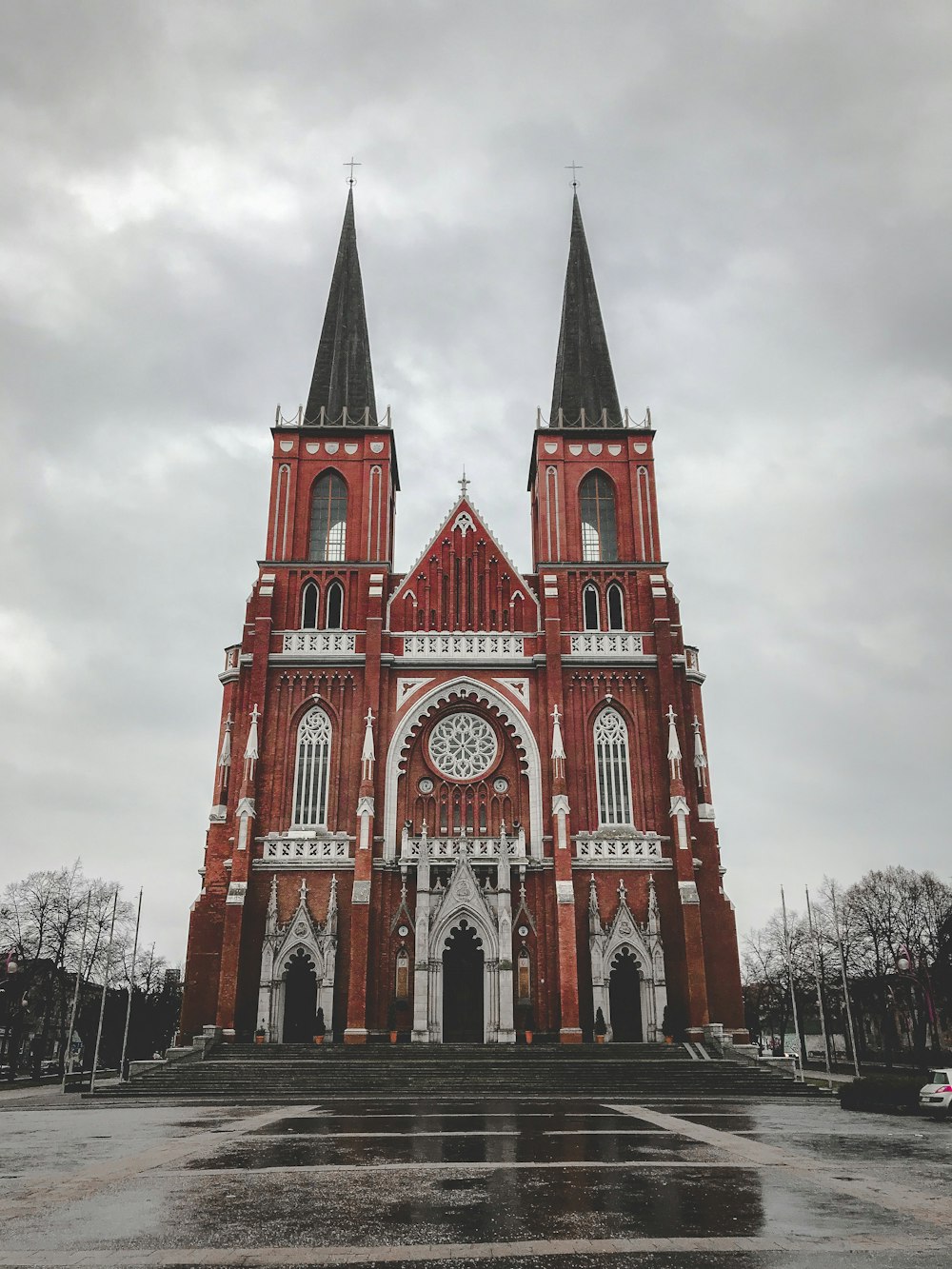 château en béton rouge et blanc pendant la journée