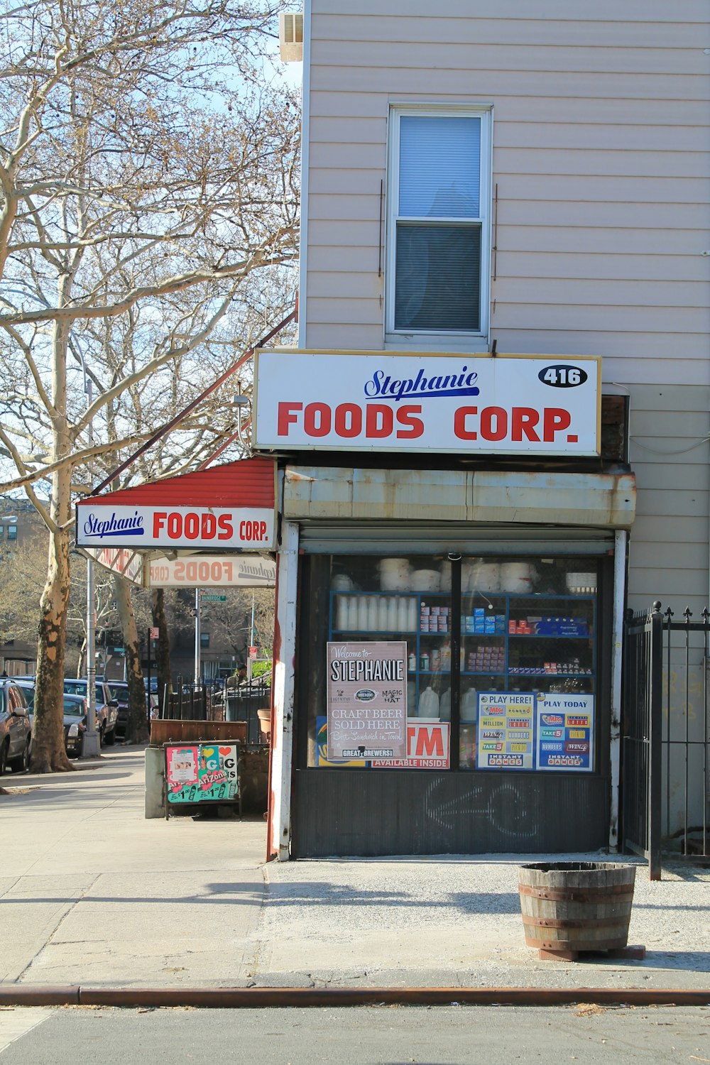 Foods Corp.라고 적힌 간판이 있는 매장 앞