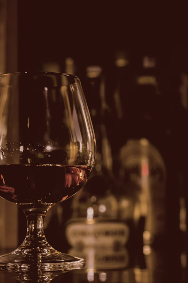 Copa de coñac ambarino en primer plano — la nota de salida de coñac de Angels' Share de Kilian Paris, por la perfumería Olara
