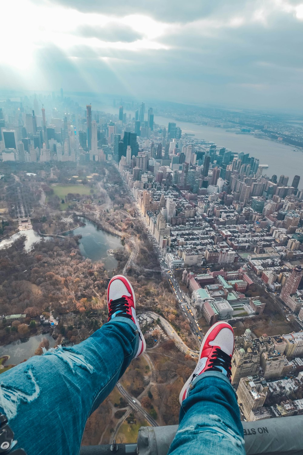 Foto aérea de un edificio de gran altura durante el día