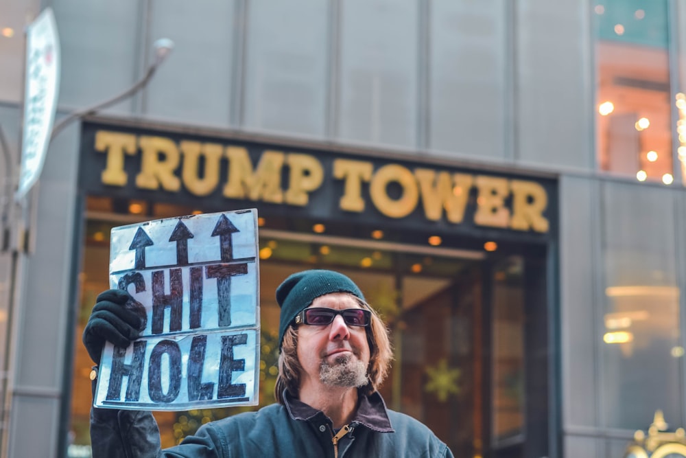 트럼프 타워 근처에 서 있는 남자