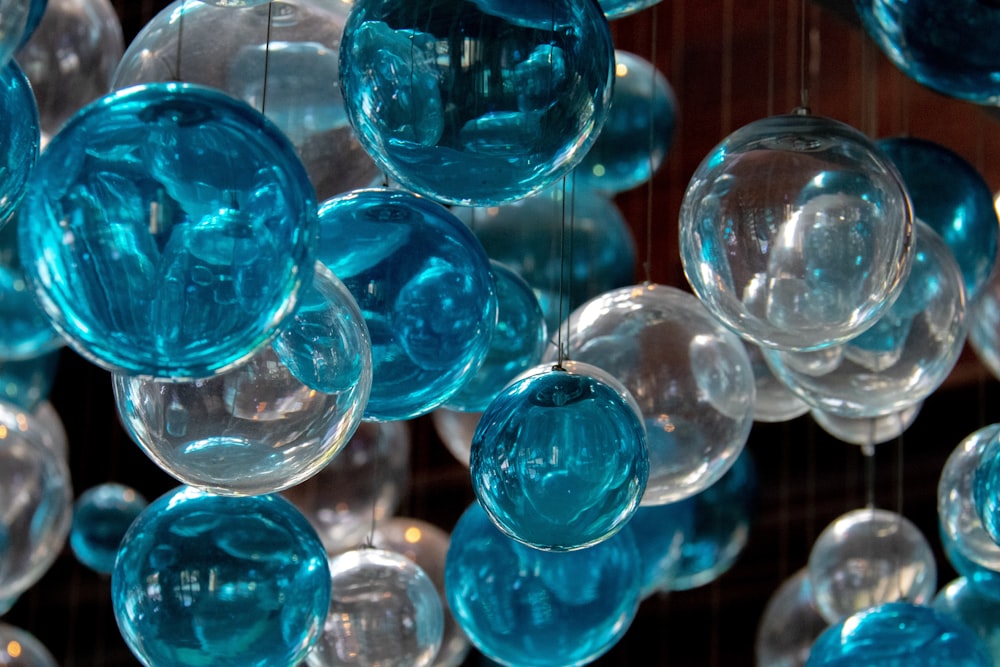 enfeites de vidro azul e branco pendurados