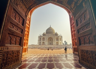 people near TAj Mahal