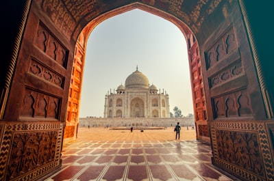 people near taj mahal india teams background