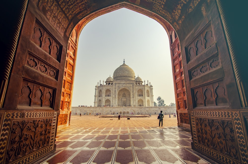 personnes près de TAj Mahal