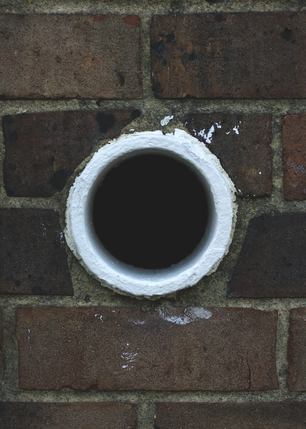 煉瓦の壁の白い穴