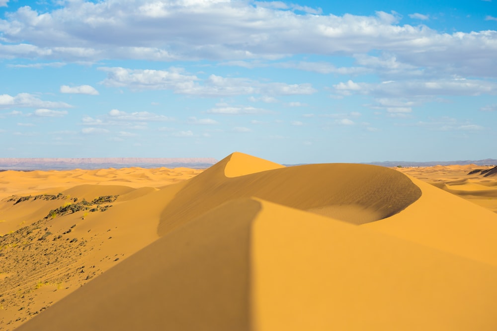 Arena del desierto debajo de la camisa y cielo azul