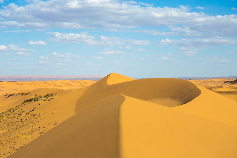 sable du désert sous chemise et ciel bleu