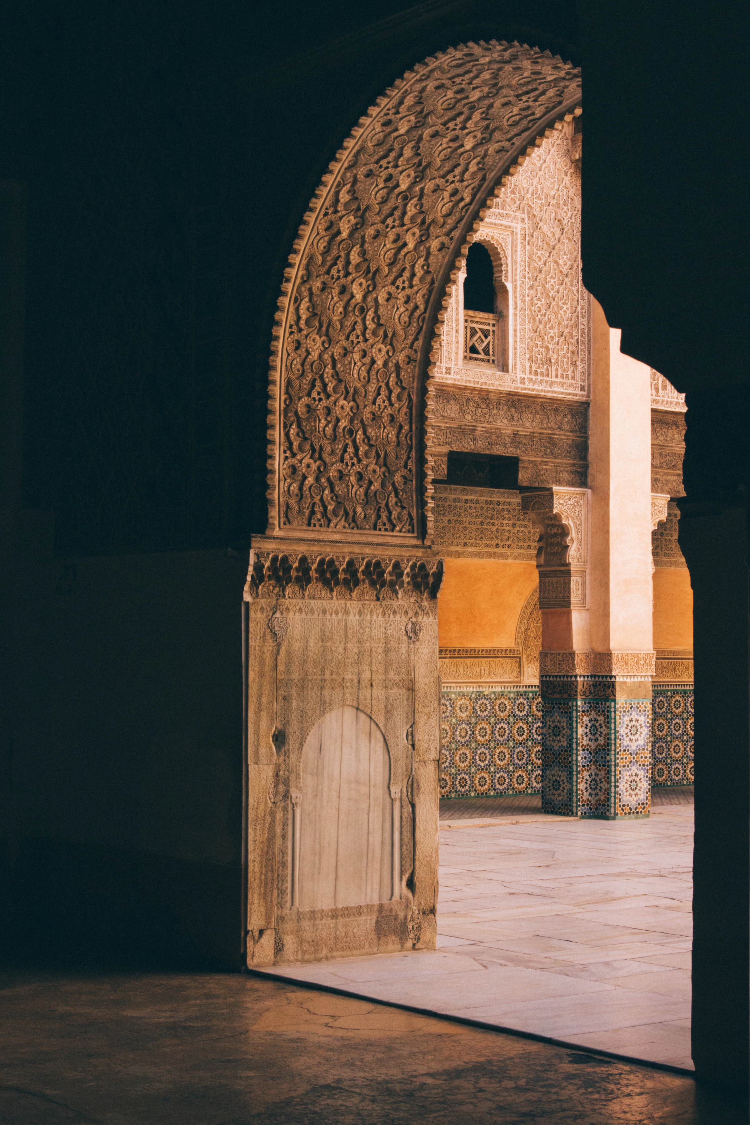 Jeu d’ombre et de lumière sous une arche marocaine