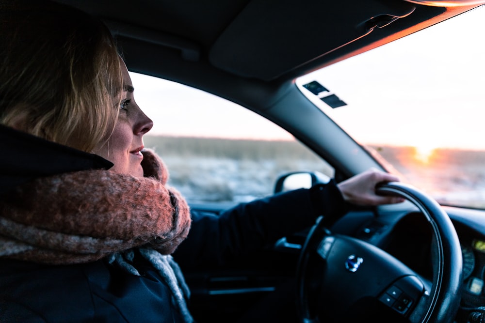 Mujer conduciendo vehículo durante el día