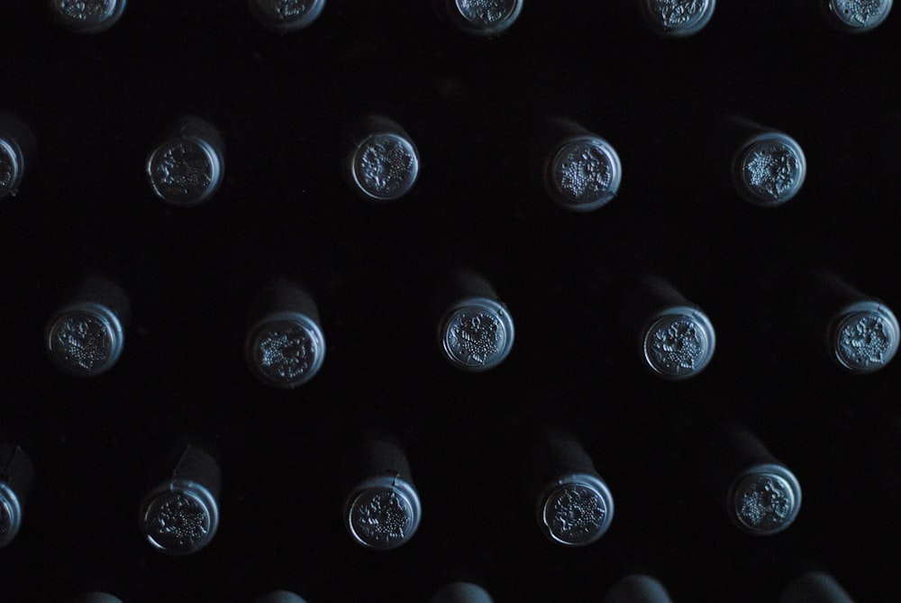 Photographie en gros plan de bouteilles en verre avec couvercle