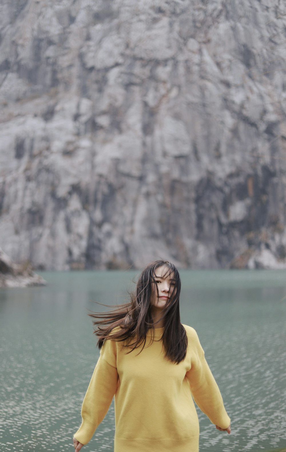 昼間の湖畔の女性