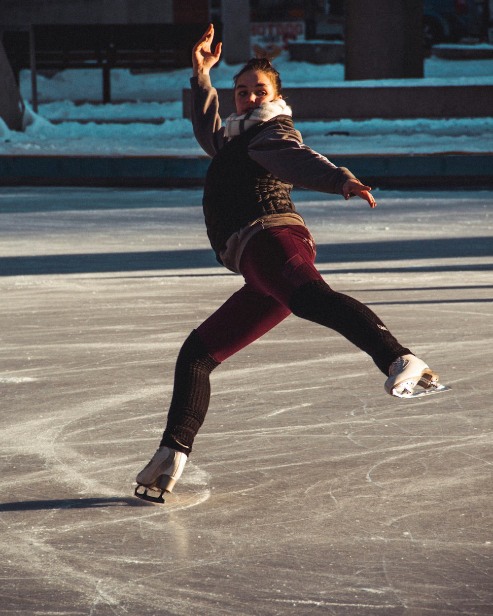 mulher se apresentando no campo de skate no gelo