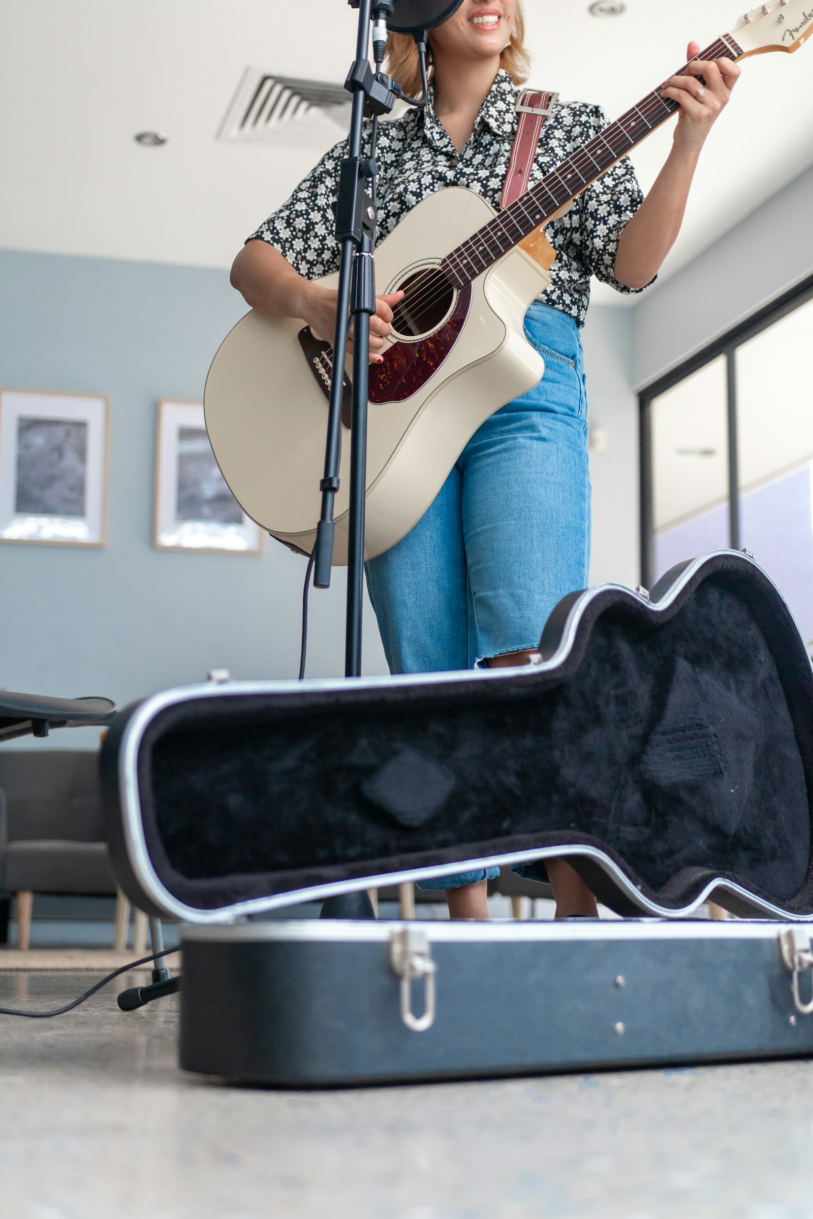 Canon EOS 70D sample photo. Woman playing guitar photography