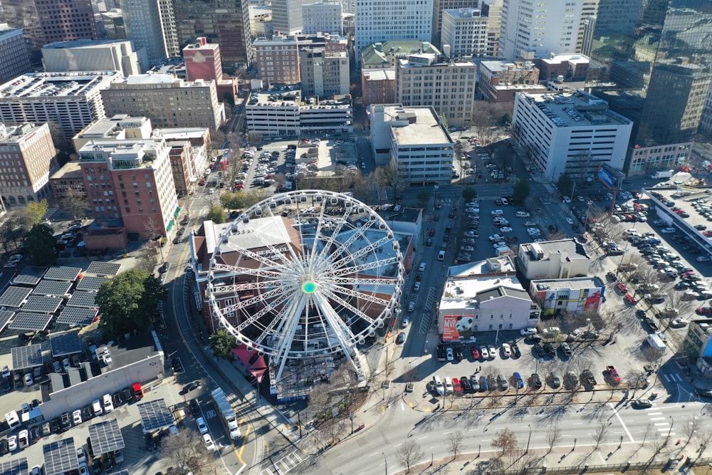 Grande roue grise entourée de bâtiments