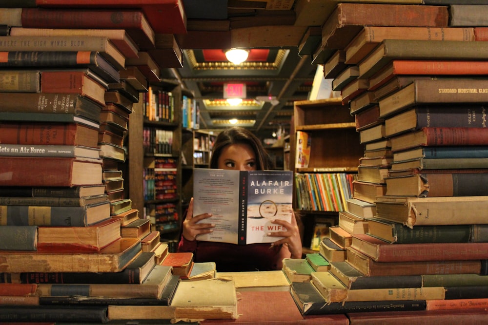 mujer sosteniendo un libro
