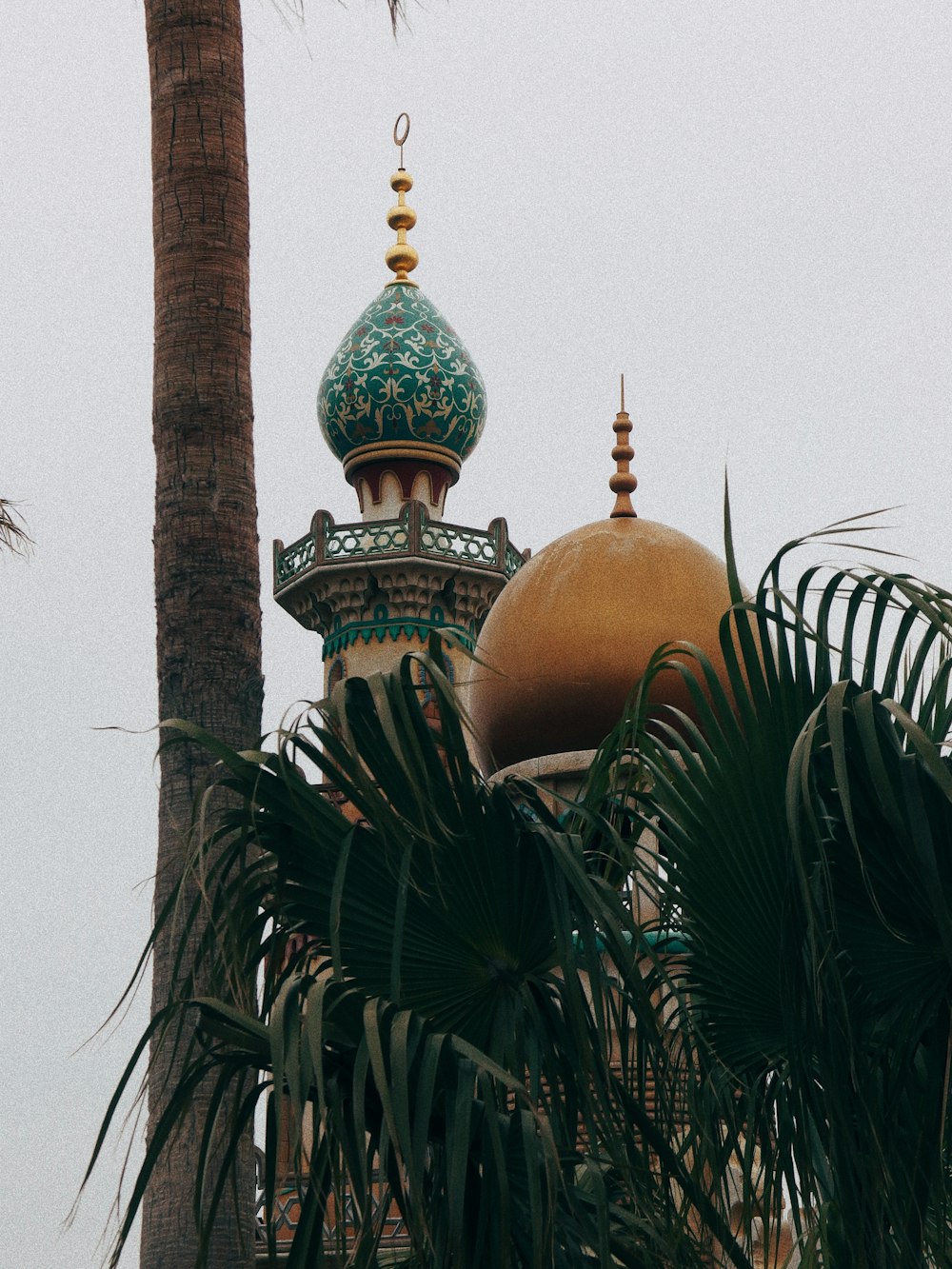 green and brown dome mosque during daytime