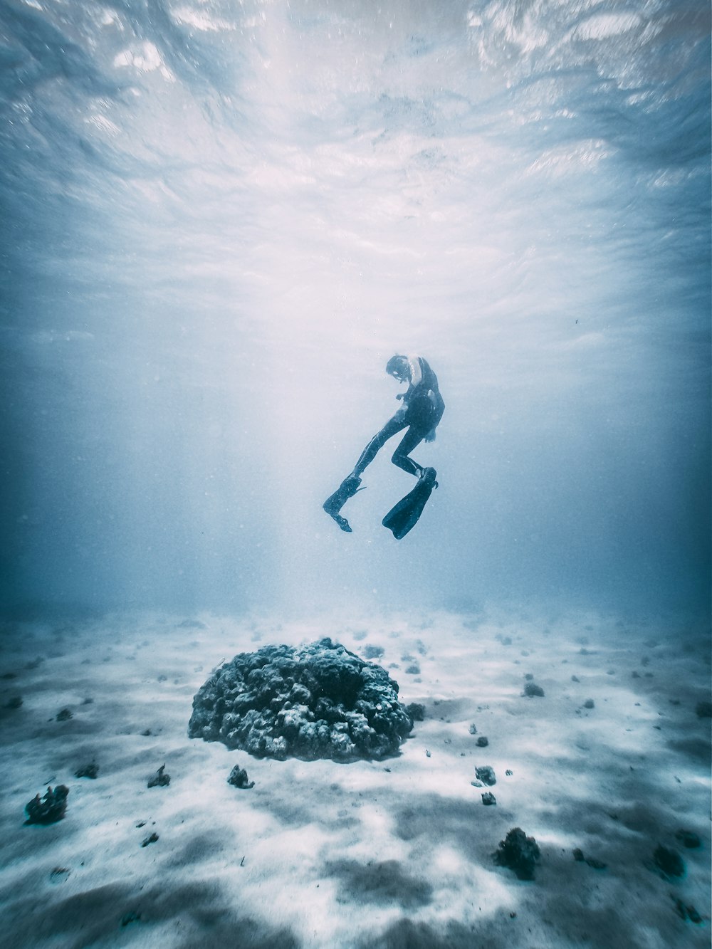 persona dividiendo el agua