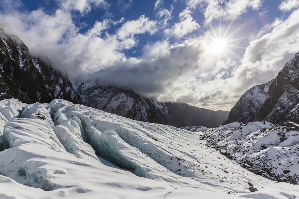 Schneebedeckter Berg unter blauem Himmel während des Tages