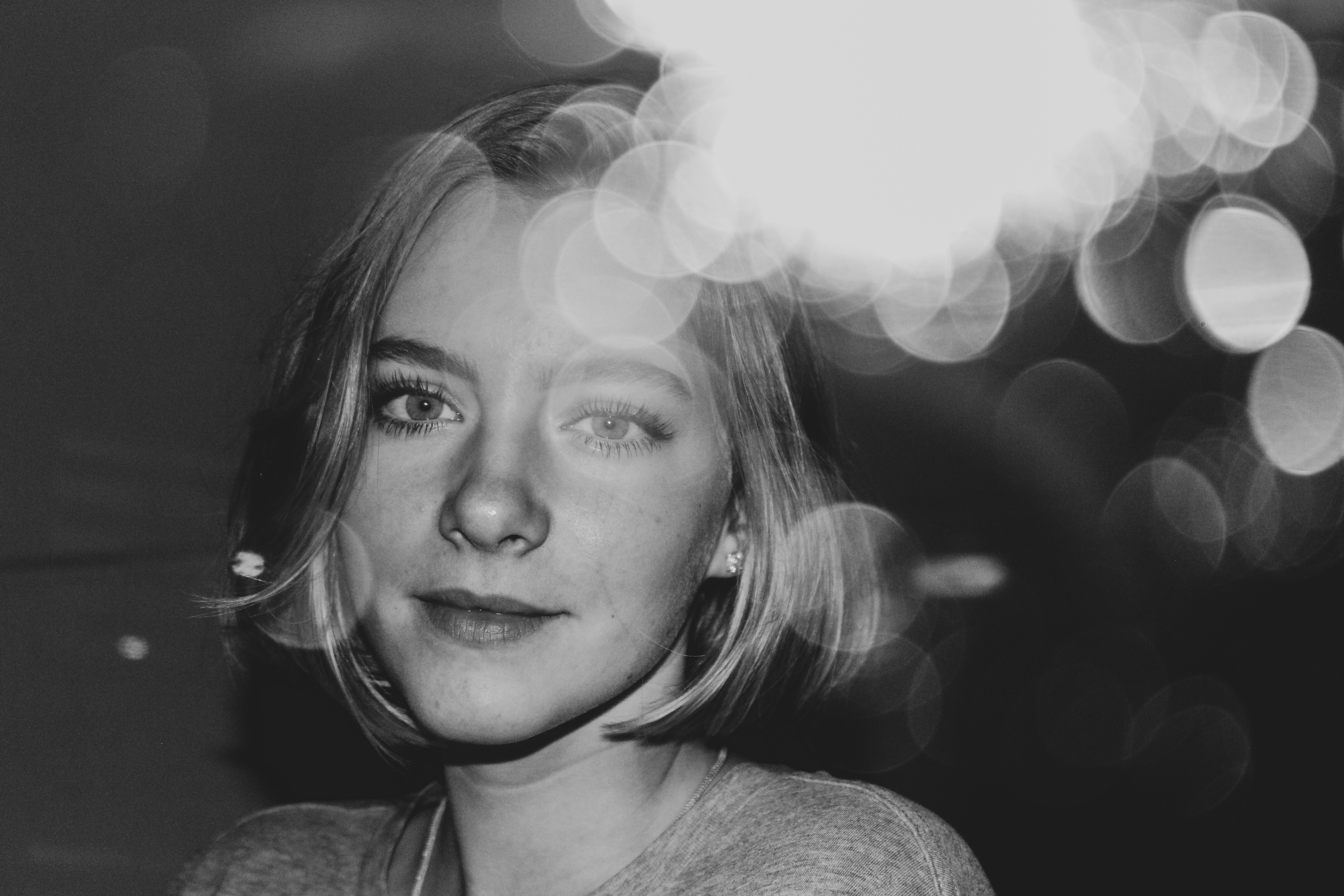 女性の白黒写真