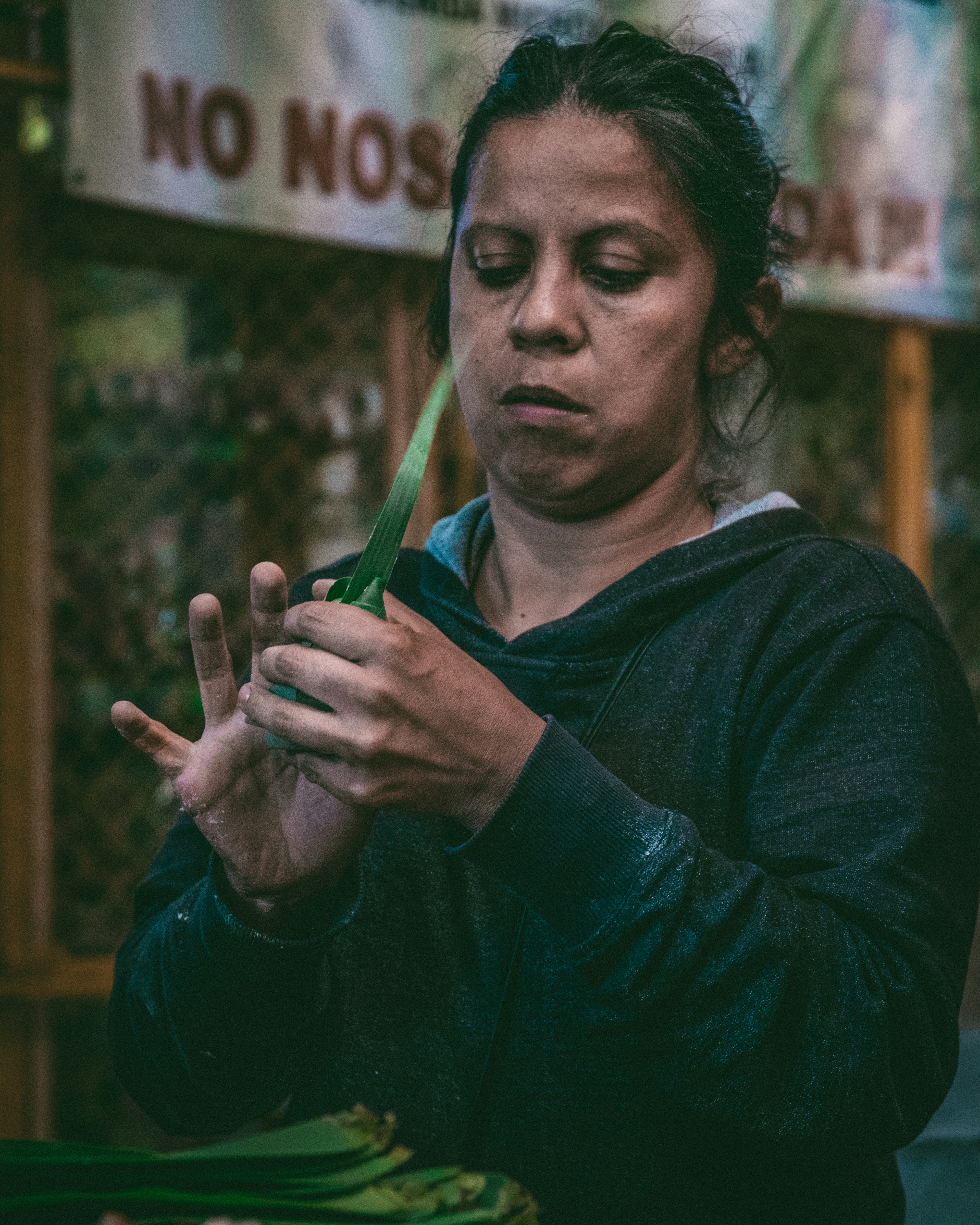 Mujer haciendo decoración de hojas con sudadera con capucha