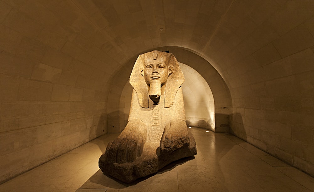 estatua marrón del faraón