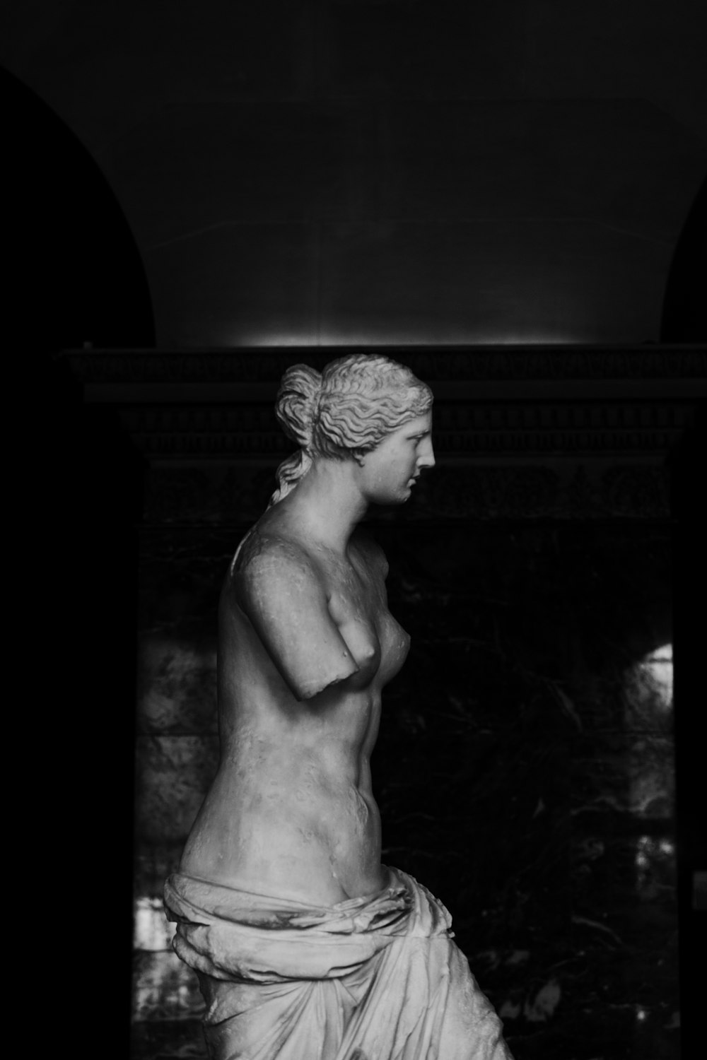 Estatua de la Venus de Milo en fotografía en escala de grises