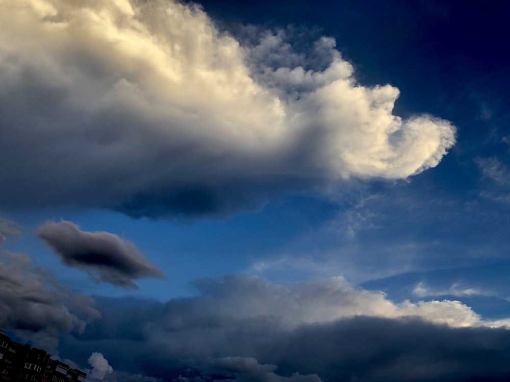 cielo blu e nuvole bianche durante il giorno