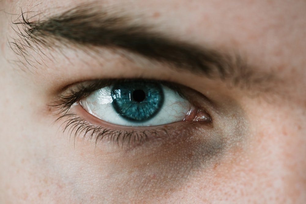 Selektive Fokusfotografie des Auges einer Person