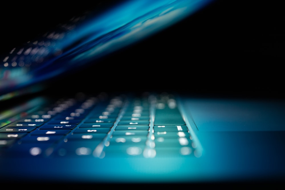 foto closeup komputer laptop biru dan putih yang dihidupkan