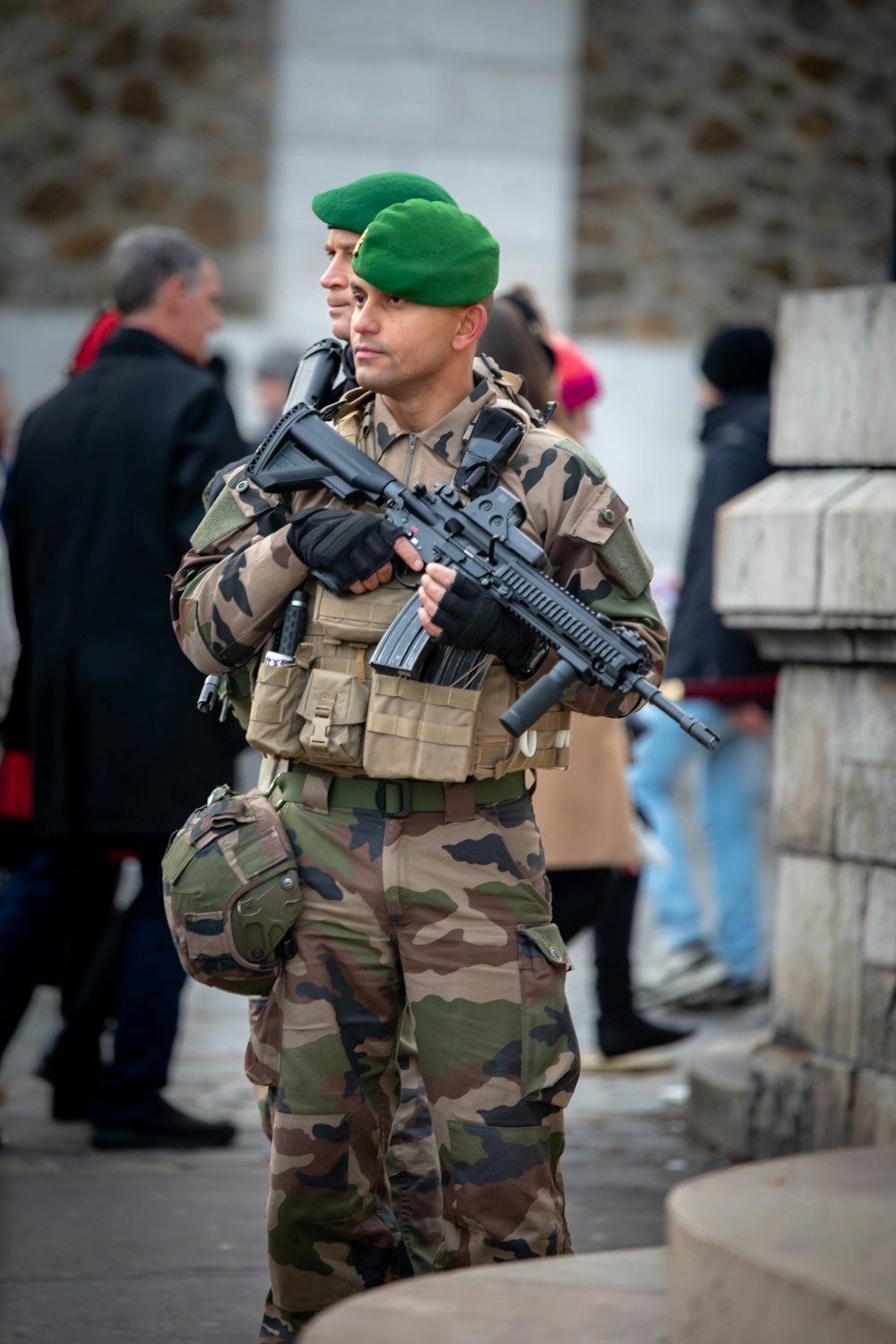 Un soldat avec un fusil monte la garde devant le bâtiment