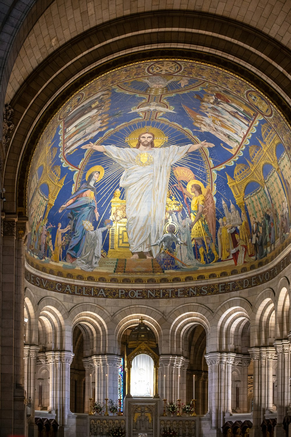 dentro da estrutura da catedral