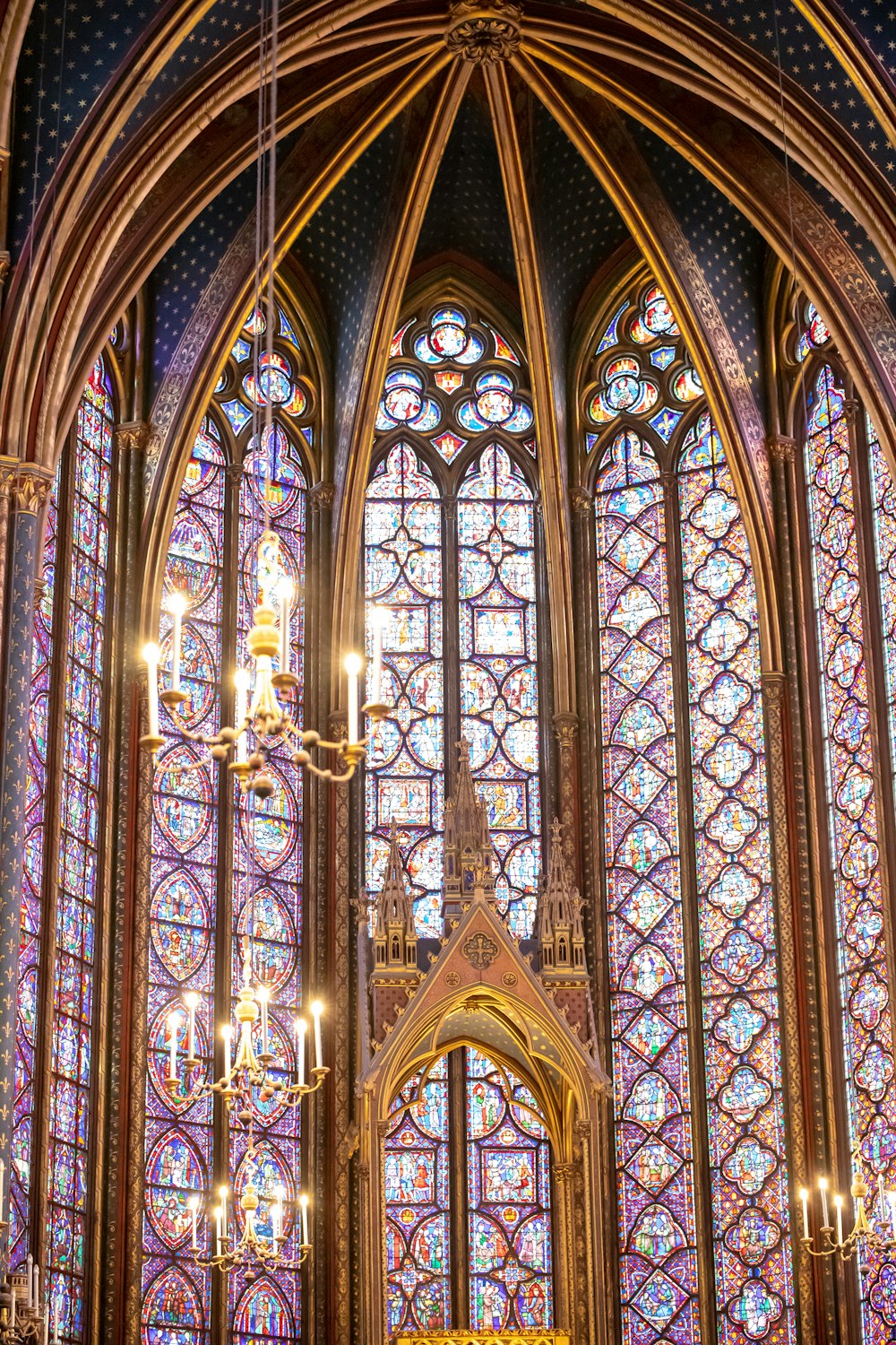 建物内の青と赤のステンド グラスの写真 Unsplashで見つけるサンテティエンヌ ド モー大聖堂の無料写真