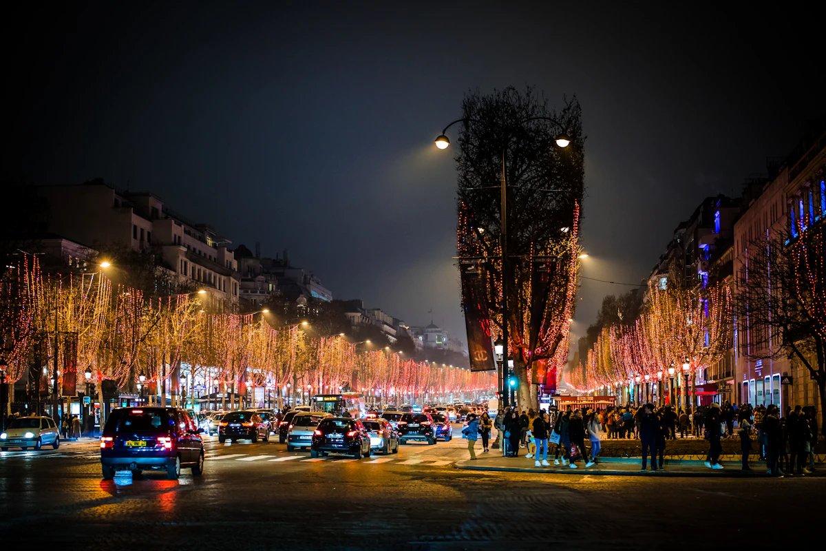 Embouteillage dense sur un boulevard parisien, file de véhicules à l'arrêt autour d'un grand carrefour.
