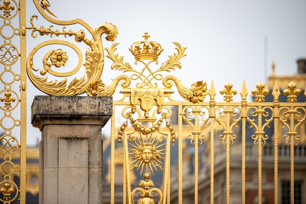 Puerta de metal marrón