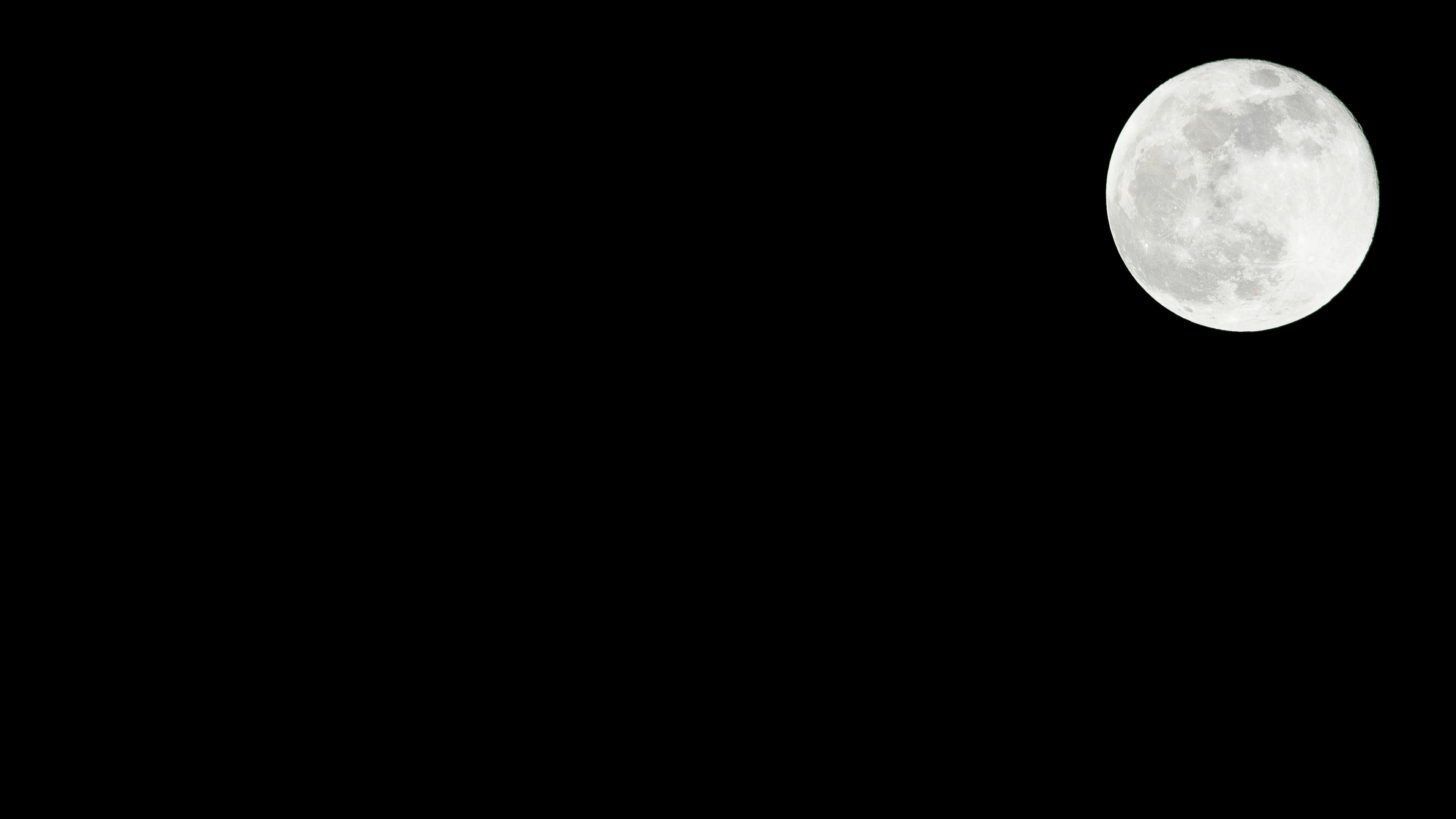 Yıldızlı gökyüzü arka planında Oğlak burcu sembolü ile kariyer basamaklarını ve sorumlulukları temsil eden zirveye odaklanmış bir iş insanı illüstrasyonu.