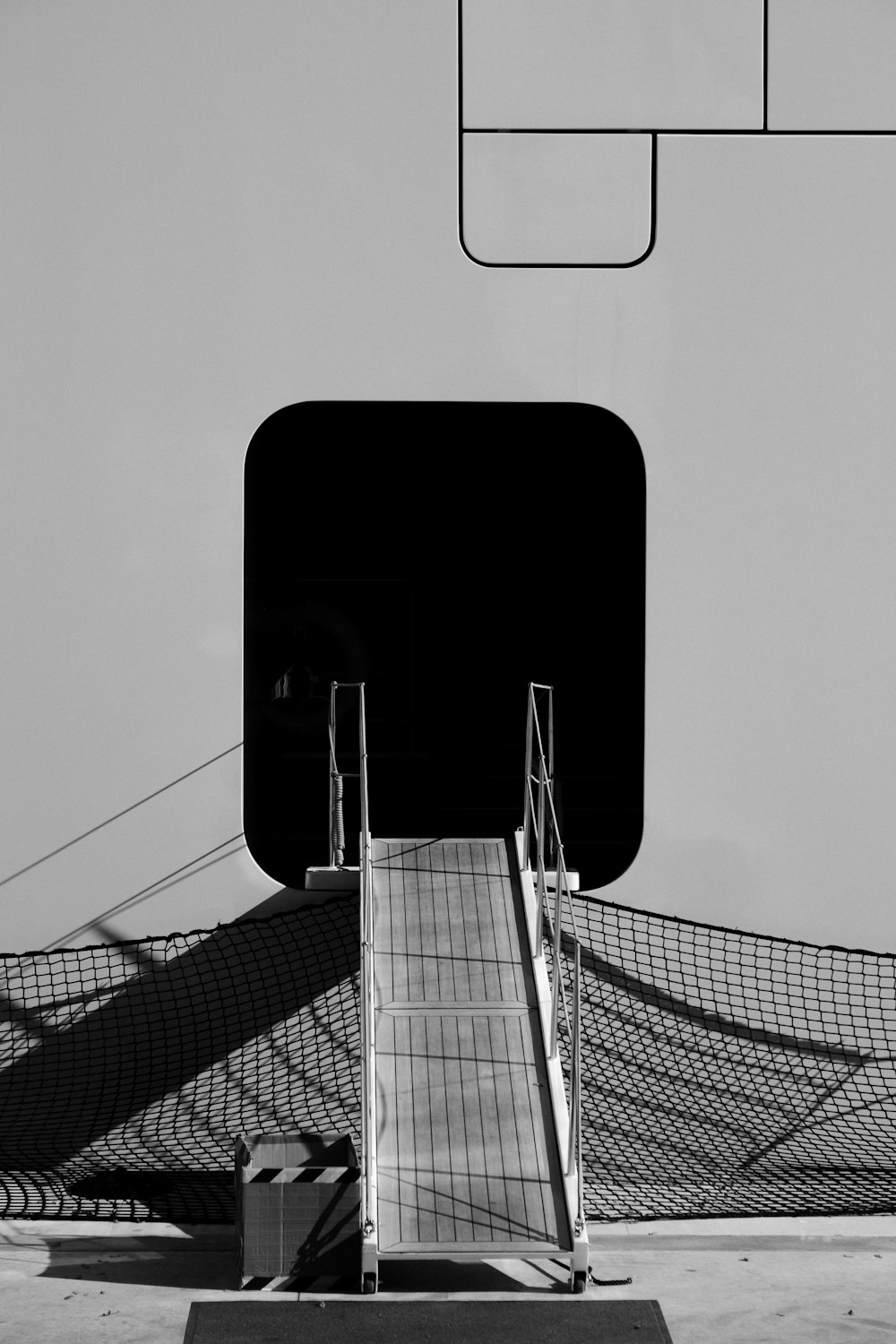 Escada de avião de metal cinza durante o dia
