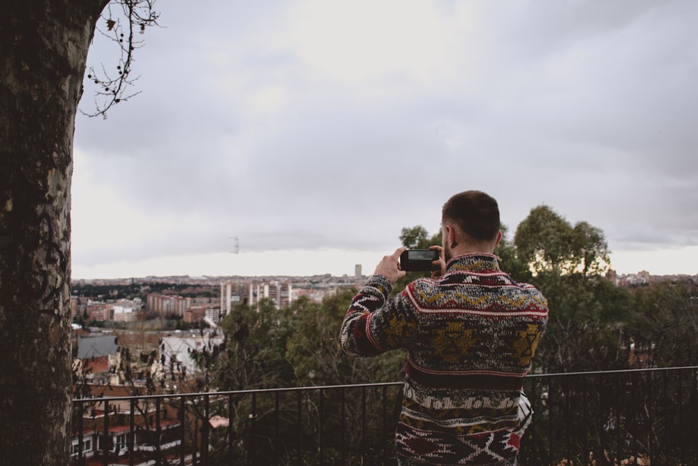 homem tirando foto da vista abaixo do convés