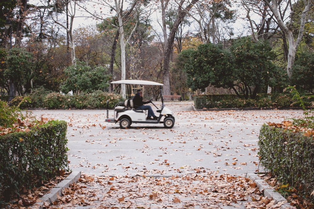 weißer Golfwagen