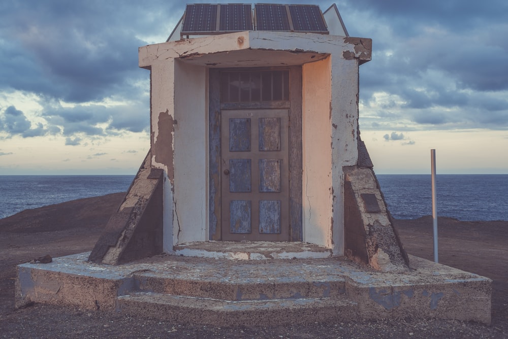 Maison en béton blanc et brun